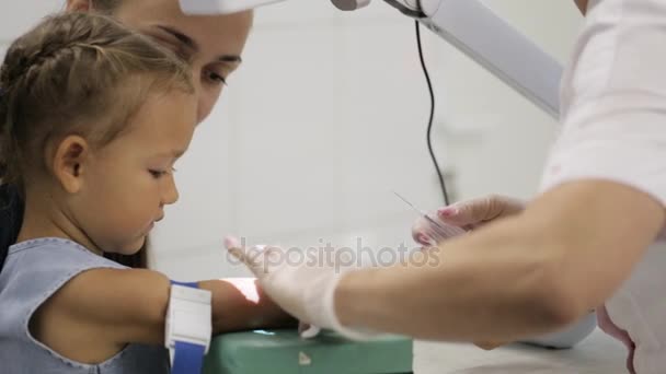 Menina com a mãe no hospital. Enfermeira levando meninas sangue venoso para teste — Vídeo de Stock