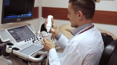 Doktor Ultrasonografi için sensör jel koymak