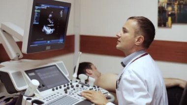 Sonogram alarak ve ultrason cihazı ekranda arıyorsunuz doktor.