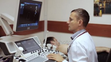 Sonogram alarak ve ultrason cihazı ekranda arıyorsunuz doktor.