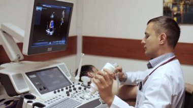 Sonogram alarak ve ultrason cihazı ekranda arıyorsunuz doktor.