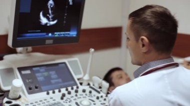 Sonogram alarak ve ultrason cihazı ekranda arıyorsunuz doktor.