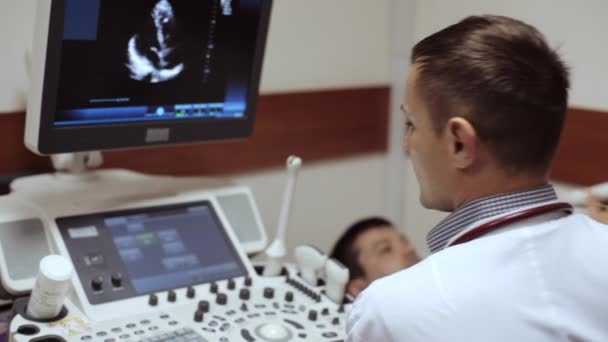 Sonogram alarak ve ultrason cihazı ekranda arıyorsunuz doktor. — Stok video