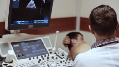 Sonogram alarak ve ultrason cihazı ekranda arıyorsunuz doktor.