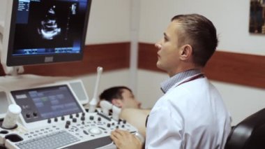 Sonogram alarak ve ultrason cihazı ekranda arıyorsunuz doktor.