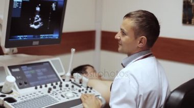 Sonogram alarak ve ultrason cihazı ekranda arıyorsunuz doktor.