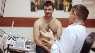 Doktor hasta ile ultrason tanılama sonuçları hakkında konuşmak