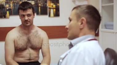 Doktor hasta ile ultrason tanılama sonuçları hakkında konuşmak