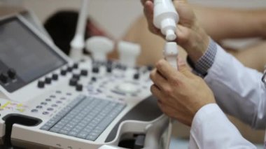 Doktor Ultrasonografi için sensör jel koymak