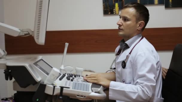 Close-up of medical ultrasound. Doctor scanning body of caucasian male patient. — Stock Video