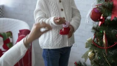 Anne ve kızı eve yeni yıl tatili Noel ağacı süsleme