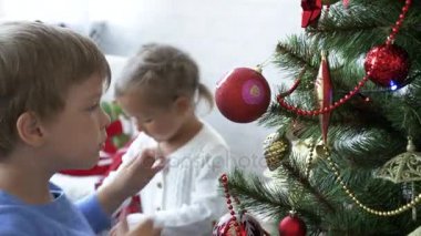 Çocuklar gündüz ışık odada Noel ağacı süsleme