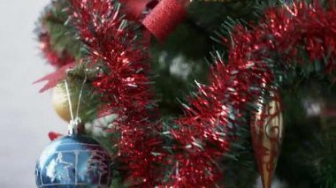 Noel ağacı oyuncaklar ve topları, yakın çekim ile dekore edilmiş.