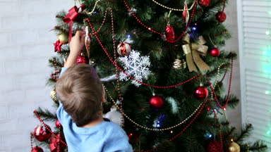 İki küçük çocuklar kardeşi ve kız kardeşi gündüz Noel ağacı süsleme