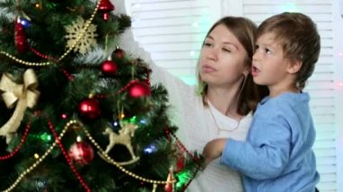 Anne ve oğlu evde bir Noel ağacı süsleme.
