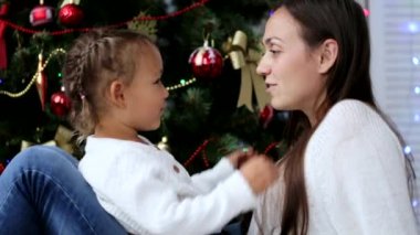 Mutlu anne Noel ağacının yanındaki Noel zamanında çocukları ile eğlenmek