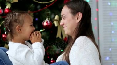 Mutlu anne Noel ağacının yanındaki Noel zamanında çocukları ile eğlenmek