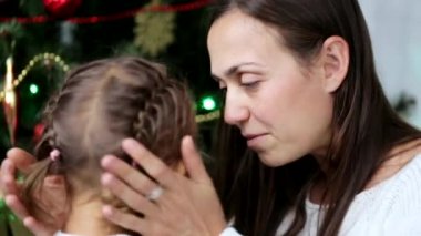 Mutlu anne Noel ağacının yanındaki Noel zamanında çocukları ile eğlenmek