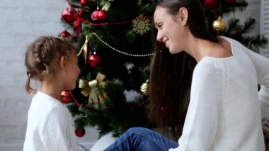 Anne kızına Noel kutlamaları, bir sürpriz hediye kutusu sunar.