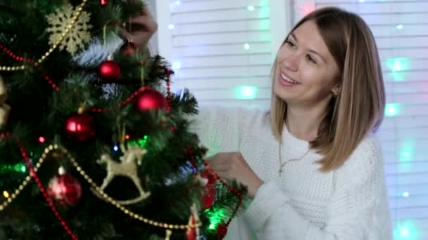 Jovem mulher bonita decoração árvore de Natal — Vídeo de Stock