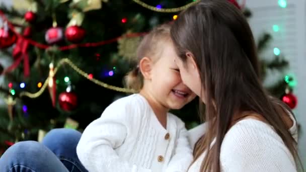 Ευτυχισμένη μητέρα έχει τη διασκέδαση με τα παιδιά της στο χρόνο Χριστουγέννων δίπλα στο χριστουγεννιάτικο δέντρο — Αρχείο Βίντεο