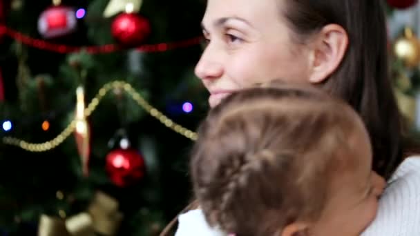 Gelukkig moeder plezier met haar kinderen in Kersttijd naast kerstboom — Stockvideo