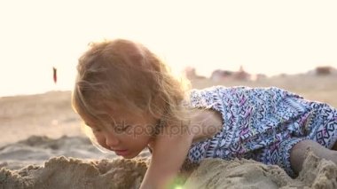 Sahilde küçük sevimli kız bina kum kale.