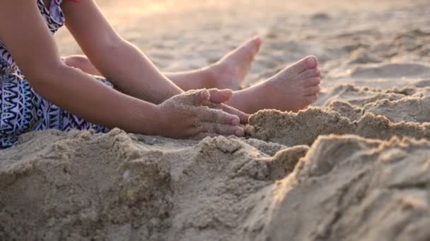 Niña linda construcción de arena castillo en la playa . — Vídeos de Stock