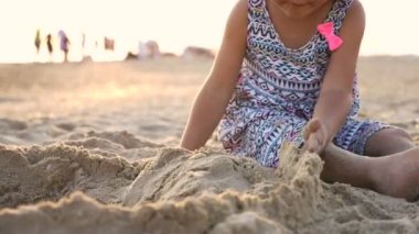 Sahilde küçük sevimli kız bina kum kale.