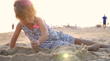 Sahilde küçük sevimli kız bina kum kale.