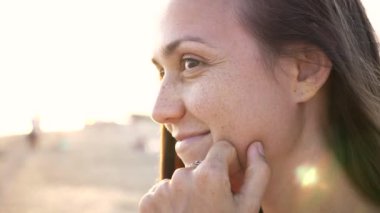 Sahilde, genç kadının duygusal yüz kapatmak portre 4 k yavaş hareket