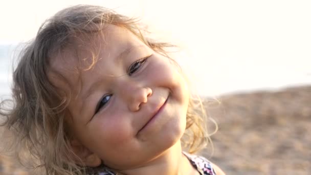 Cara de criança feliz close-up. Crianças no verão vista da natureza na praia, 4k — Vídeo de Stock