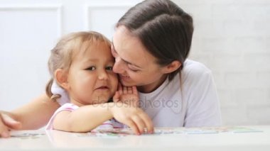 Anne ve kızı ışık oturma odasında birlikte bir bulmaca