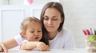 Anne ve kızı ışık oturma odasında birlikte bir bulmaca