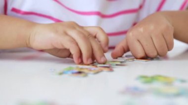 Anne ve kızı ışık oturma odasında birlikte bir bulmaca