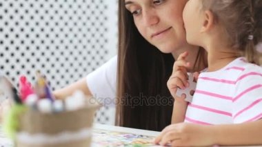 Anne ve kızı ışık oturma odasında birlikte bir bulmaca