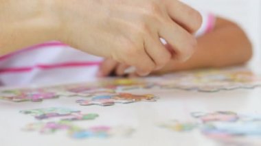 Anne ve kızı ışık oturma odasında birlikte bir bulmaca