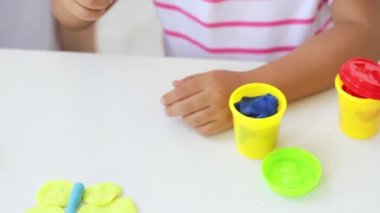 Genç çekici anne küçük şirin kızı ile oynamak kil modelleme ile