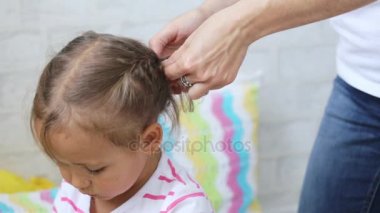 Genç kadın bezleri onun kızı saç yapma