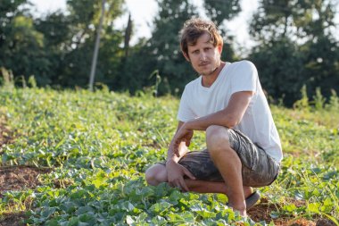 Genç çiftçi onun karpuz alan organik Eko çiftliğinde kontrol