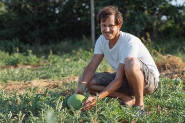 Genç çiftçi onun karpuz alan organik Eko çiftliğinde kontrol