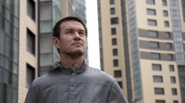 Arka planda bina ile Tekdüzen seyir çevrede içinde mühendis.