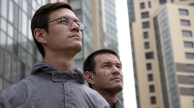 Arka planda bina ile Tekdüzen seyir çevrede içinde mühendis.