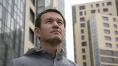 Arka planda bina ile Tekdüzen seyir çevrede içinde mühendis.