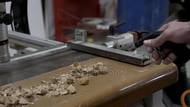 Main de menuisier caucasien banc de nettoyage par compresseur d'air 