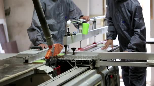 Twins werknemers snijden hout in timmerman werkplaats met tafel cirkelzaag. — Stockvideo
