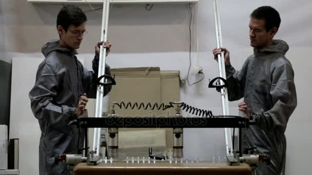 Dos trabajadores gemelos preparando mashine carpintería para el trabajo en la fábrica de muebles — Vídeos de Stock