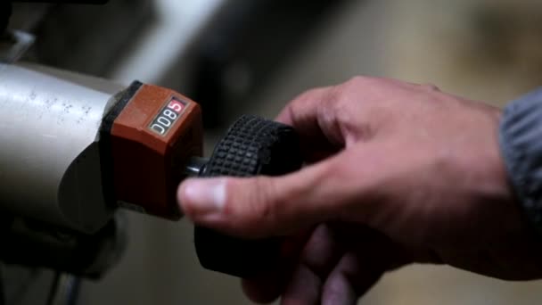 Fecho do trabalhador homem ajusta mashine carpintaria na fábrica de móveis — Vídeo de Stock