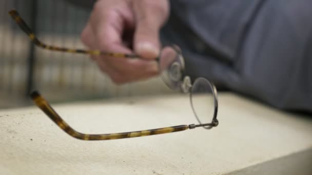 Ingenieur in uniform verwijdert bril met en zetten het op de Bank — Stockvideo