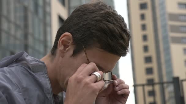 Ingeniero en gafas de vestir uniformes y mirando a su alrededor . — Vídeos de Stock